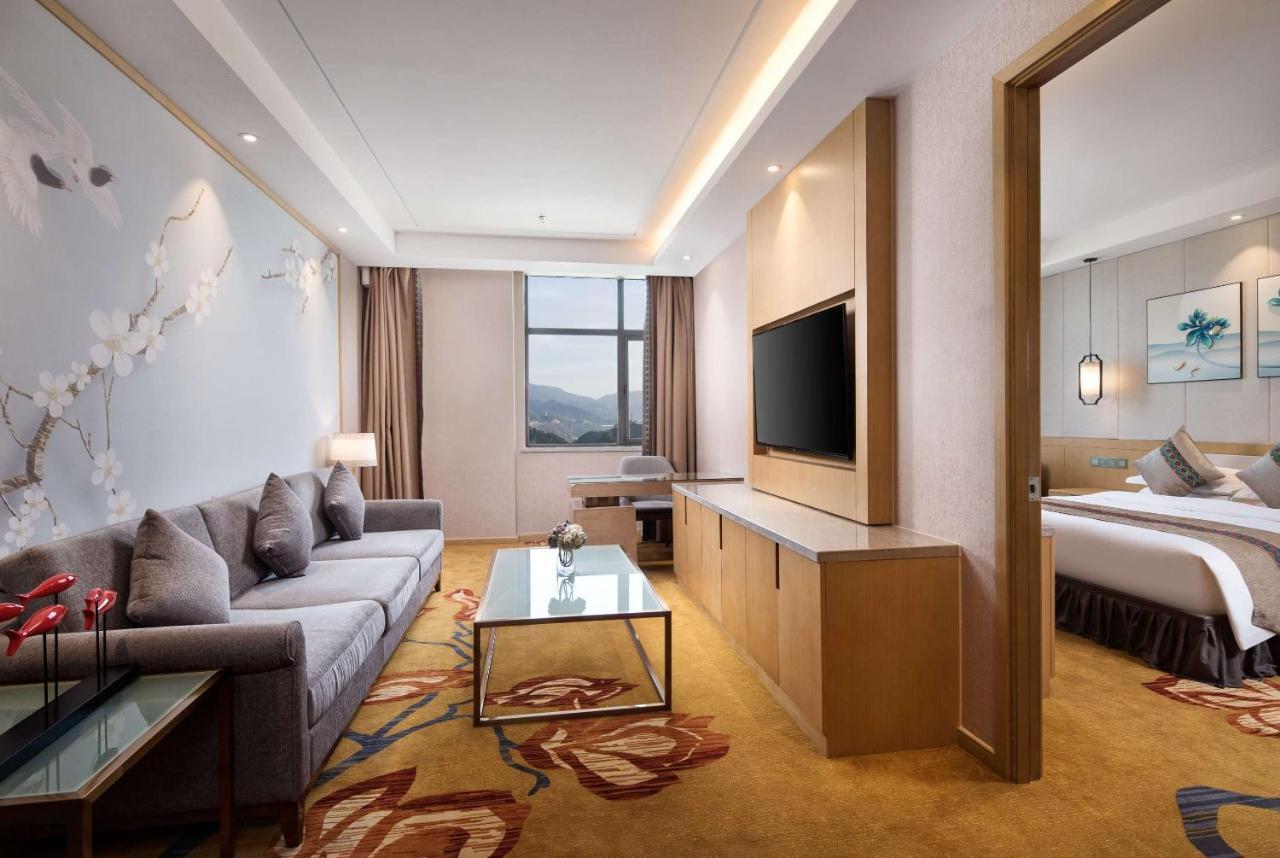 Ramada Plaza By Wyndham Enshi Hotell Exteriör bild